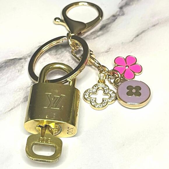 Louis Vuitton Lock & Key Set #300 with an LV Purple Fleur & Multi-Charm Keychain - Picture 1 of 4